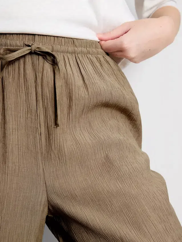 Pantaloni cu croi larg și textură șifonată Pantaloni cu croi larg și textură șifonată