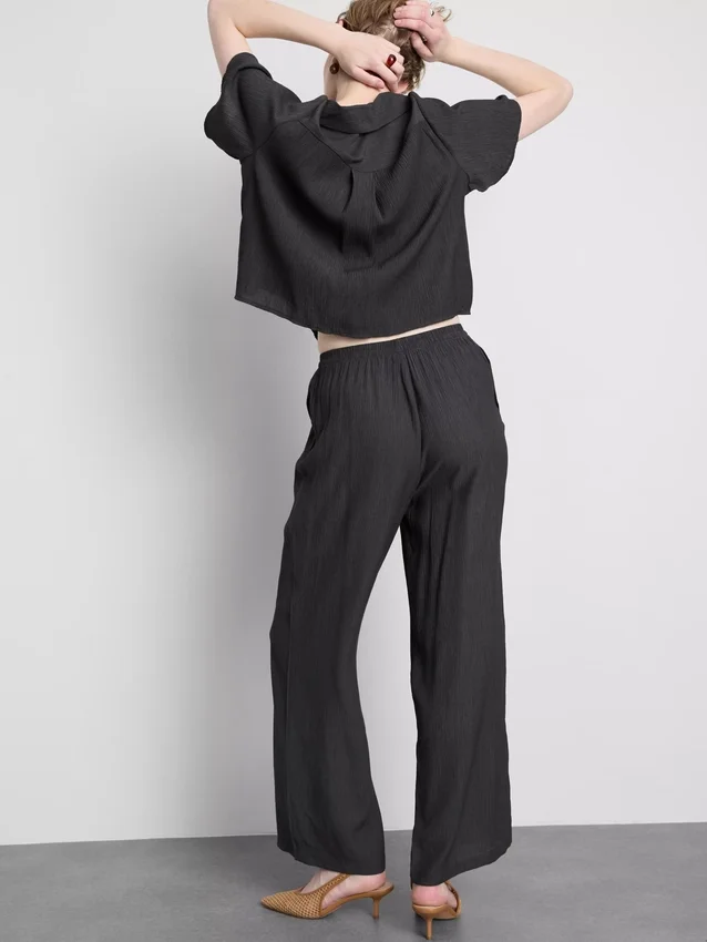 Pantaloni cu croi larg și textură șifonată Pantaloni cu croi larg și textură șifonată