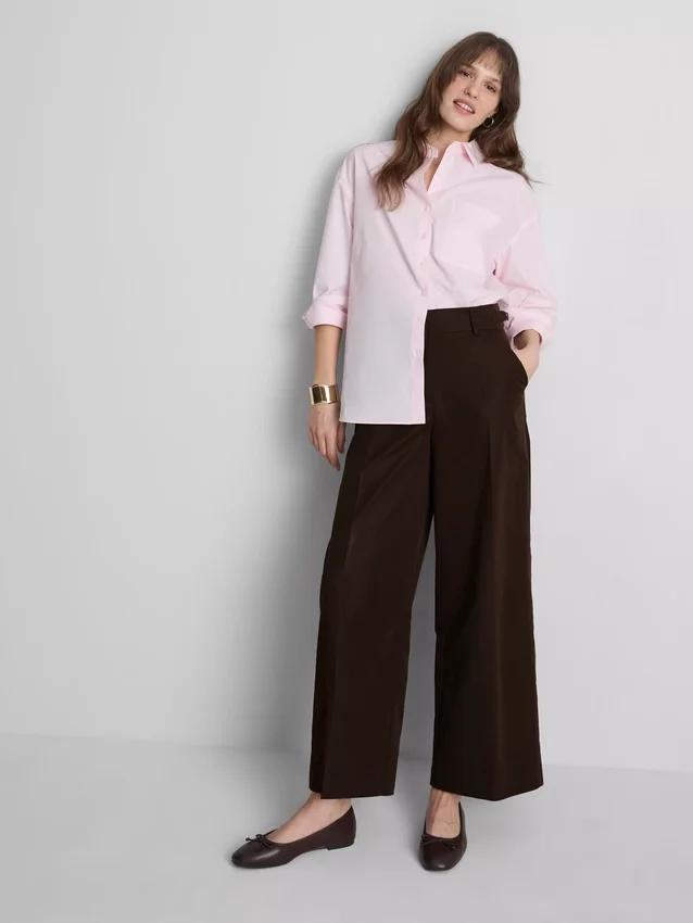 Pantaloni cu croi larg, pliuri și detaliu cu curea Pantaloni cu croi larg, pliuri și detaliu cu curea