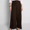 Pantaloni cu croi larg, pliuri și detaliu cu curea Pantaloni cu croi larg, pliuri și detaliu cu curea