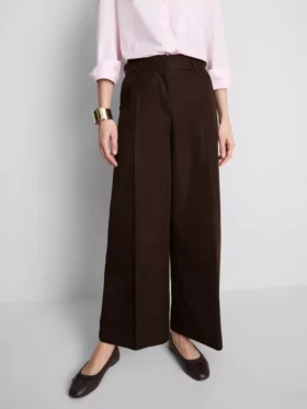 Pantaloni cu croi larg, pliuri și detaliu cu curea