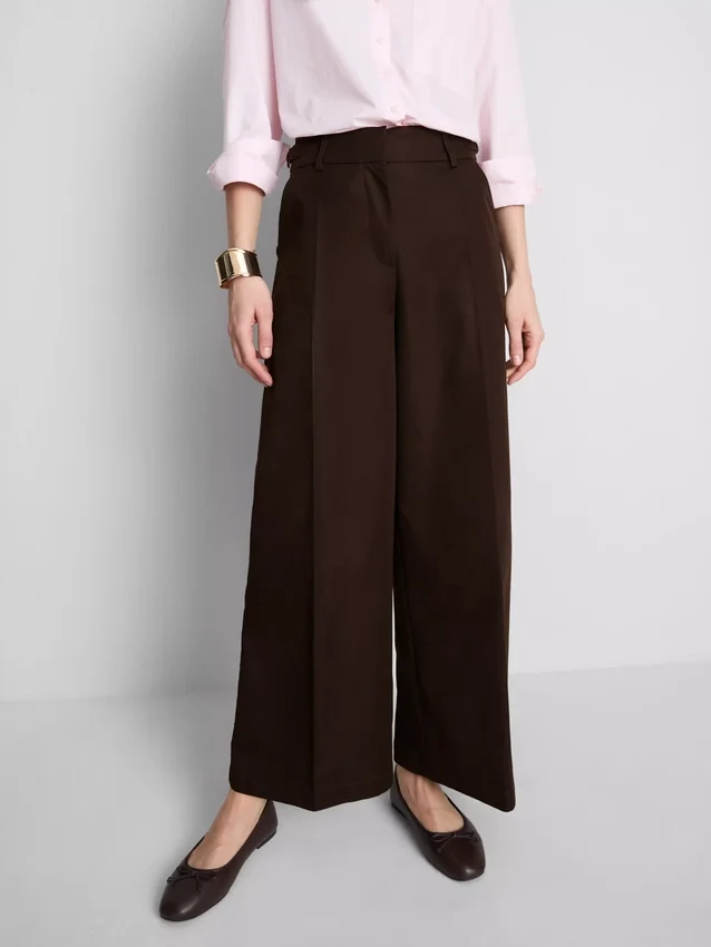Pantaloni cu croi larg, pliuri și detaliu cu curea Pantaloni cu croi larg, pliuri și detaliu cu curea