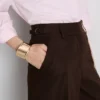 Pantaloni cu croi larg, pliuri și detaliu cu curea Pantaloni cu croi larg, pliuri și detaliu cu curea