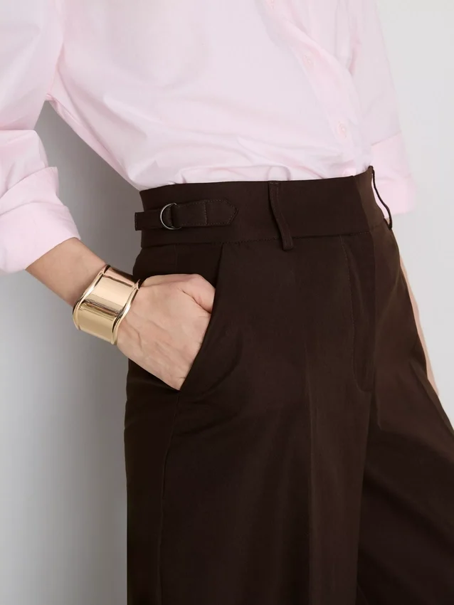Pantaloni cu croi larg, pliuri și detaliu cu curea Pantaloni cu croi larg, pliuri și detaliu cu curea