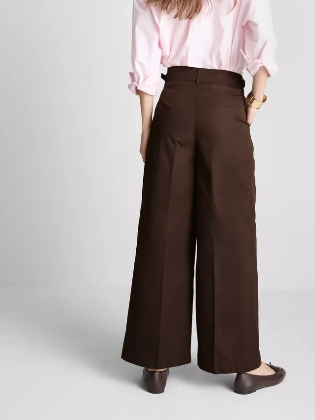 Pantaloni cu croi larg, pliuri și detaliu cu curea Pantaloni cu croi larg, pliuri și detaliu cu curea