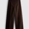 Pantaloni cu croi larg, pliuri și detaliu cu curea Pantaloni cu croi larg, pliuri și detaliu cu curea