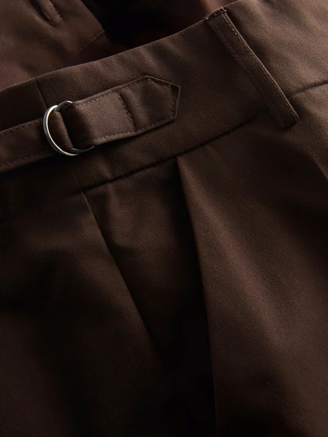 Pantaloni cu croi larg, pliuri și detaliu cu curea Pantaloni cu croi larg, pliuri și detaliu cu curea