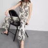 Pantaloni cu imprimeu și croi larg