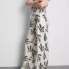 Pantaloni cu imprimeu și croi larg