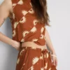 Pantaloni cu imprimeu și croi larg Pantaloni cu imprimeu și croi larg