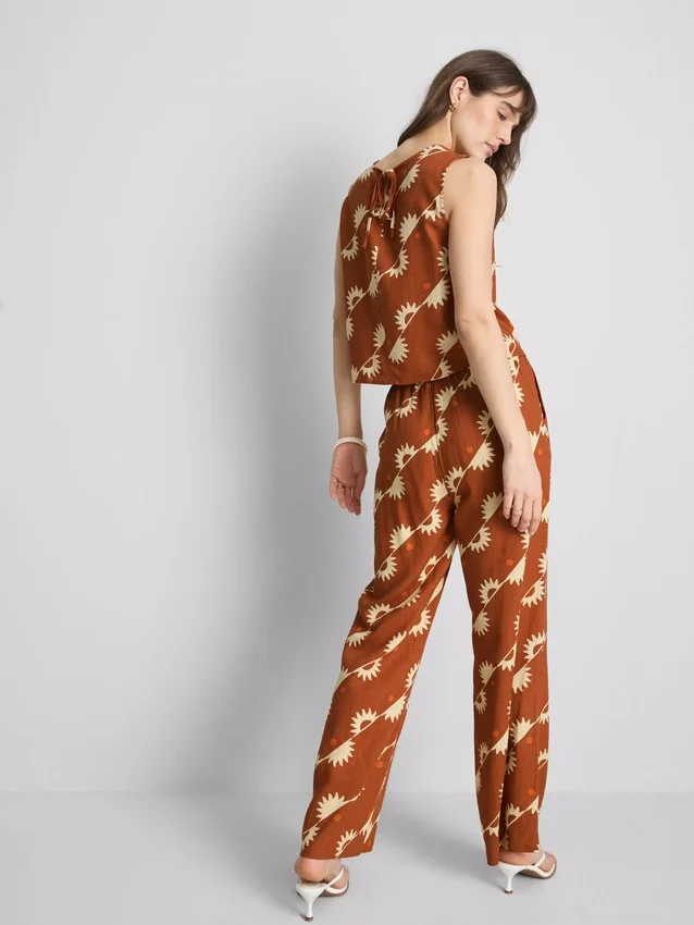 Pantaloni cu imprimeu și croi larg Pantaloni cu imprimeu și croi larg