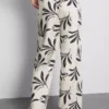 Pantaloni cu imprimeu și croi larg