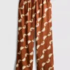 Pantaloni cu imprimeu și croi larg Pantaloni cu imprimeu și croi larg