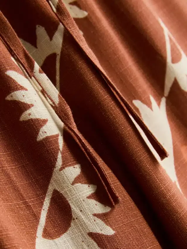 Pantaloni cu imprimeu și croi larg Pantaloni cu imprimeu și croi larg