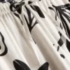 Pantaloni cu imprimeu și croi larg