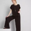 Pantaloni cu talie elastică și croi larg Pantaloni cu talie elastică și croi larg
