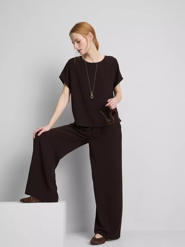 Pantaloni cu talie elastică și croi larg Pantaloni cu talie elastică și croi larg