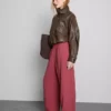 Pantaloni cu talie elastică și croi larg Pantaloni cu talie elastică și croi larg