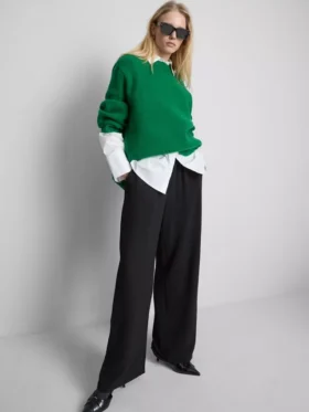 Pantaloni cu talie elastică și croi larg