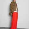 Pantaloni cu talie elastică și croi larg Pantaloni cu talie elastică și croi larg