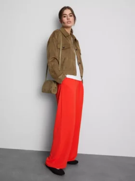 Pantaloni cu talie elastică și croi larg