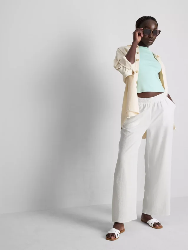 Pantaloni cu talie elastică și croi larg Pantaloni cu talie elastică și croi larg