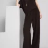 Pantaloni cu talie elastică și croi larg Pantaloni cu talie elastică și croi larg