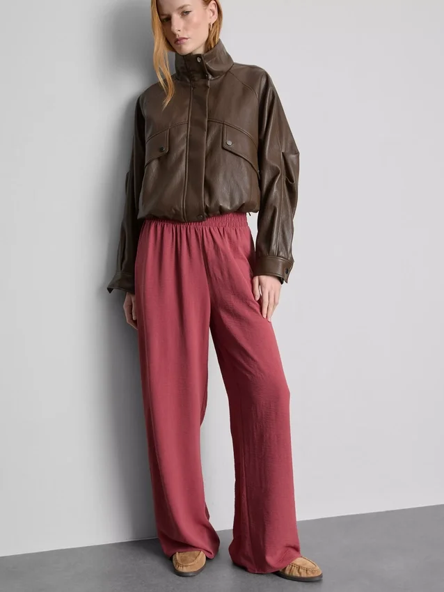 Pantaloni cu talie elastică și croi larg Pantaloni cu talie elastică și croi larg