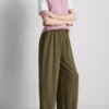 Pantaloni cu talie elastică și croi larg Pantaloni cu talie elastică și croi larg