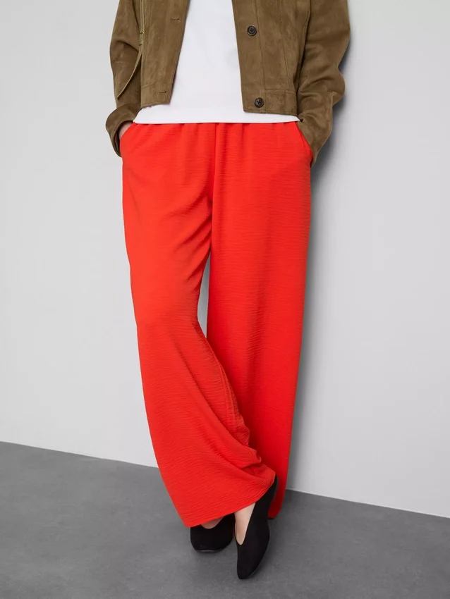 Pantaloni cu talie elastică și croi larg Pantaloni cu talie elastică și croi larg