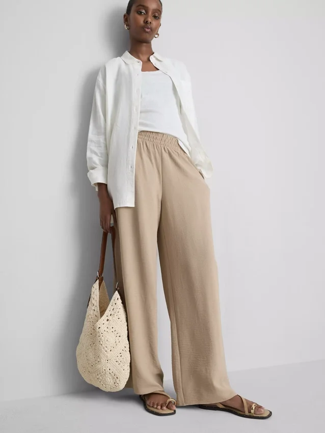 Pantaloni cu talie elastică și croi larg Pantaloni cu talie elastică și croi larg