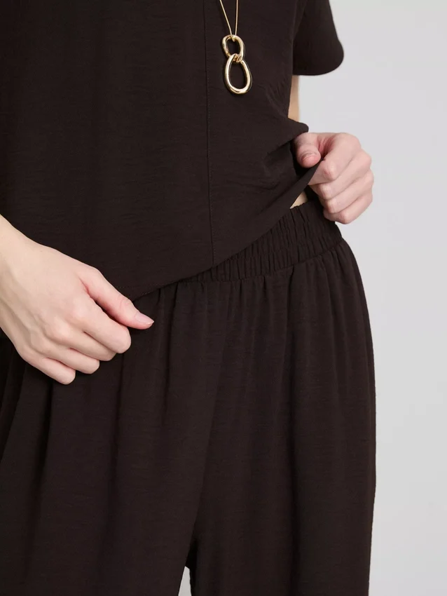 Pantaloni cu talie elastică și croi larg Pantaloni cu talie elastică și croi larg