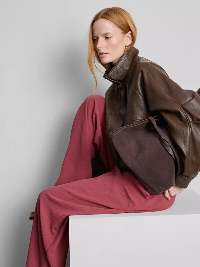 Pantaloni cu talie elastică și croi larg Pantaloni cu talie elastică și croi larg