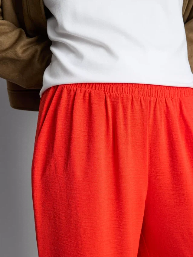 Pantaloni cu talie elastică și croi larg Pantaloni cu talie elastică și croi larg