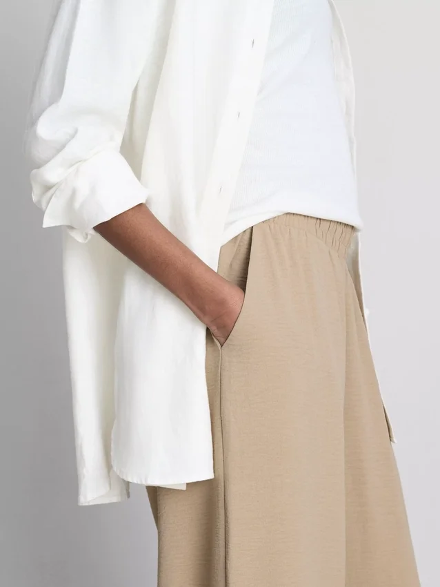 Pantaloni cu talie elastică și croi larg Pantaloni cu talie elastică și croi larg