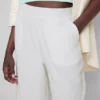 Pantaloni cu talie elastică și croi larg Pantaloni cu talie elastică și croi larg