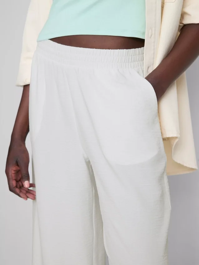 Pantaloni cu talie elastică și croi larg Pantaloni cu talie elastică și croi larg