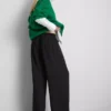 Pantaloni cu talie elastică și croi larg Pantaloni cu talie elastică și croi larg
