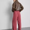 Pantaloni cu talie elastică și croi larg Pantaloni cu talie elastică și croi larg