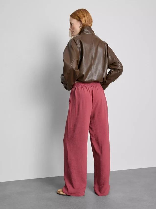 Pantaloni cu talie elastică și croi larg Pantaloni cu talie elastică și croi larg