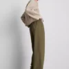 Pantaloni cu talie elastică și croi larg Pantaloni cu talie elastică și croi larg