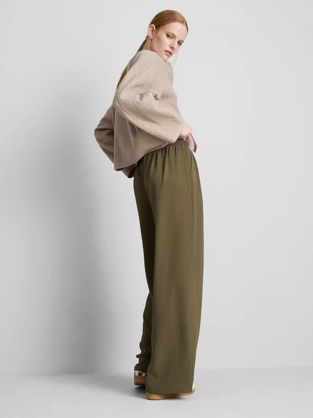Pantaloni cu talie elastică și croi larg Pantaloni cu talie elastică și croi larg