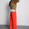 Pantaloni cu talie elastică și croi larg Pantaloni cu talie elastică și croi larg