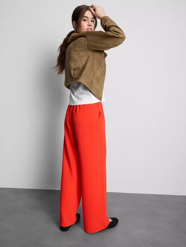 Pantaloni cu talie elastică și croi larg Pantaloni cu talie elastică și croi larg