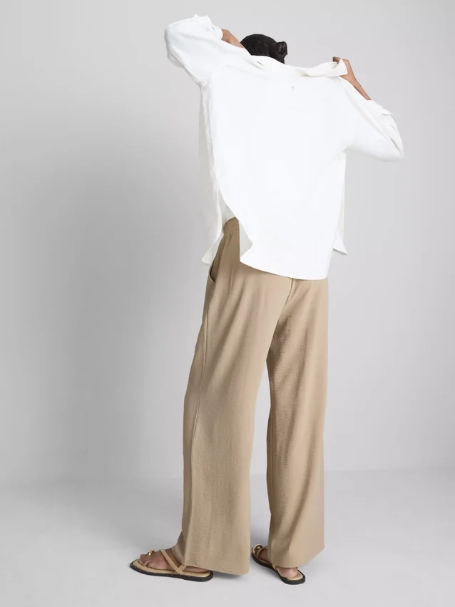 Pantaloni cu talie elastică și croi larg Pantaloni cu talie elastică și croi larg