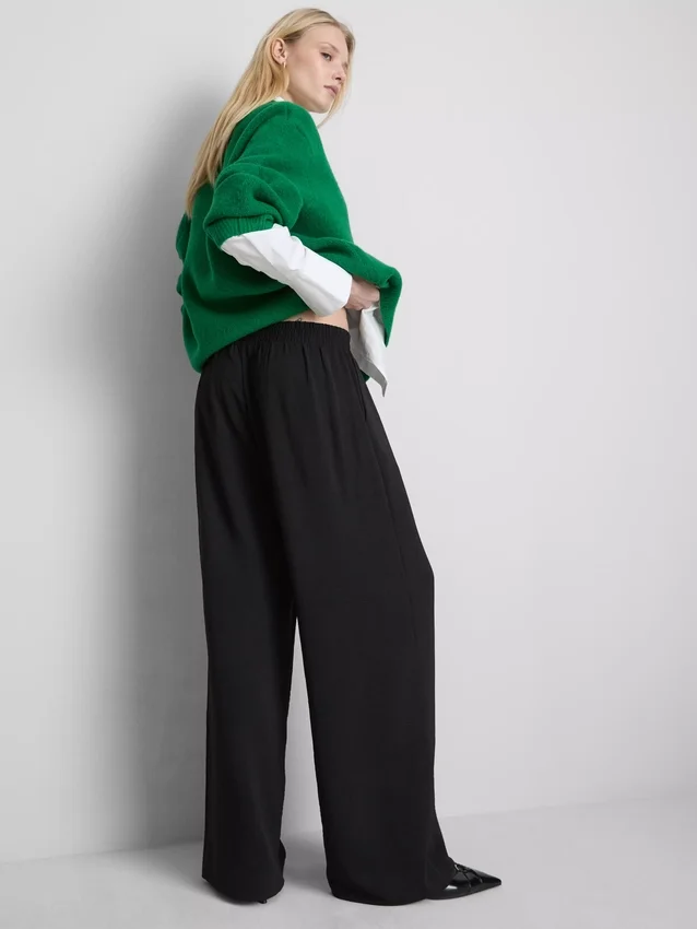 Pantaloni cu talie elastică și croi larg Pantaloni cu talie elastică și croi larg
