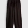 Pantaloni cu talie elastică și croi larg Pantaloni cu talie elastică și croi larg
