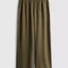 Pantaloni cu talie elastică și croi larg Pantaloni cu talie elastică și croi larg