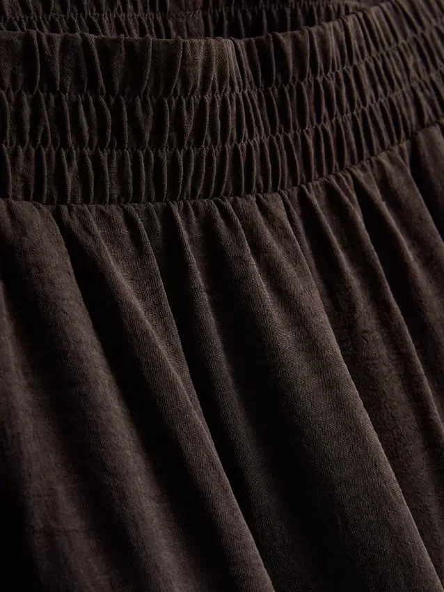 Pantaloni cu talie elastică și croi larg Pantaloni cu talie elastică și croi larg
