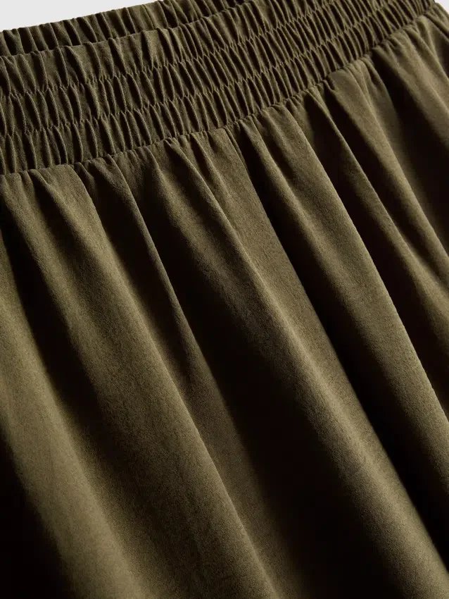 Pantaloni cu talie elastică și croi larg Pantaloni cu talie elastică și croi larg